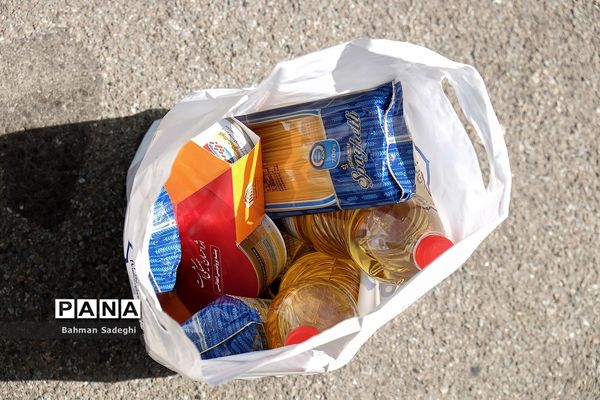 آماده‌سازی بسته‌های کمک مومنانه به دانش آموزان کم برخوردار