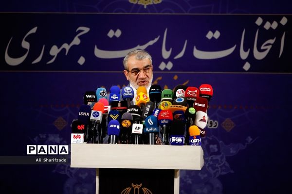 بازدید عباسعلی کدخدایی  از روند ثبت نام سیزدهمین دوره انتخابات ریاست جمهوری