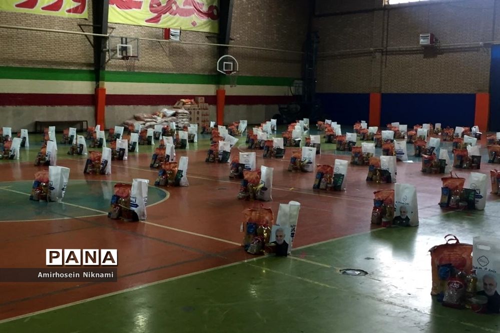 اهدای بسته های معیشتی و فرهنگی به دانش آموزان مدارس کم برخوردار منطقه 8