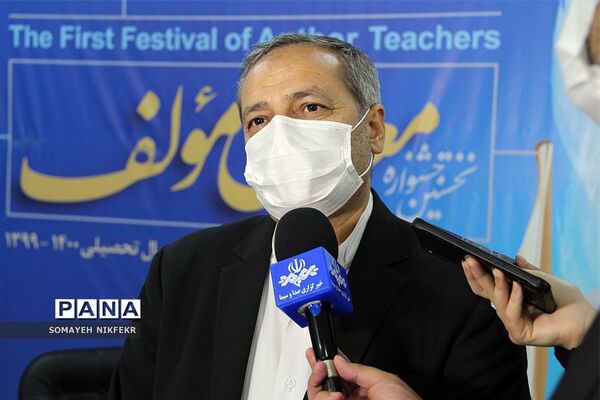 بازدیدمعاون پرورشی و فرهنگی وزارت آموزش و پرورش از دبیرخانه داوری جشنواره معلمان مؤلف