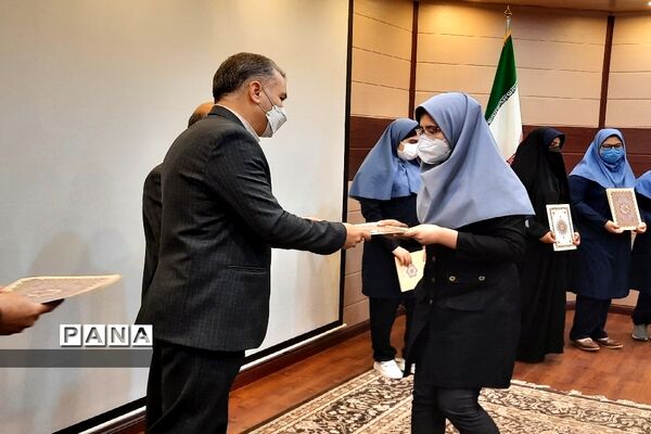 تجلیل از دانش‌آموزان برتر جشنواره نوجوان خوارزمی منطقه ۱۳