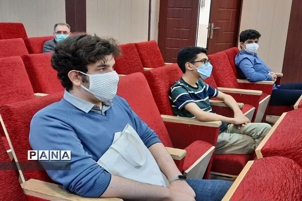 تجلیل از دانش‌آموزان برتر جشنواره نوجوان خوارزمی منطقه ۱۳