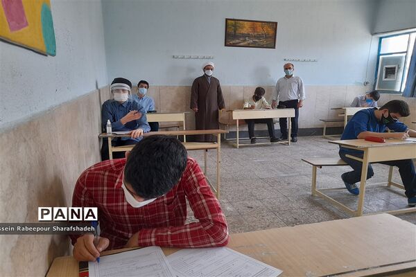 برگزاری امتحانات نهایی سال  1400 دانش آموزان پایه نهم در مدرسه نور منطقه 16