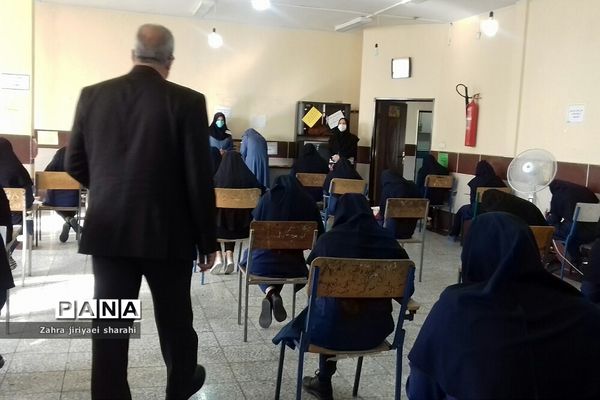 بازدید مدیرآموزش ‌و پرورش ناحیه یک ری از امتحانات حضوری پایه دوازدهم مدرسه حدیث‌کساءخاورشهر