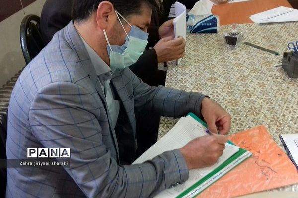 بازدید مدیرآموزش ‌و پرورش ناحیه یک ری از امتحانات حضوری پایه دوازدهم مدرسه حدیث‌کساءخاورشهر