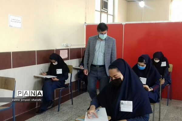 بازدید مدیرآموزش ‌و پرورش ناحیه یک ری از امتحانات حضوری پایه دوازدهم مدرسه حدیث‌کساءخاورشهر