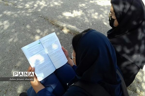 بازدید مدیرآموزش ‌و پرورش ناحیه یک ری از امتحانات حضوری پایه دوازدهم مدرسه حدیث‌کساءخاورشهر