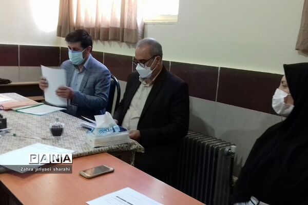 بازدید مدیرآموزش ‌و پرورش ناحیه یک ری از امتحانات حضوری پایه دوازدهم مدرسه حدیث‌کساءخاورشهر