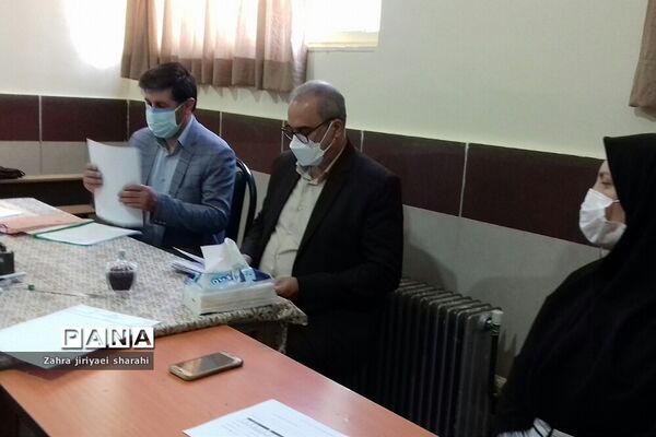 بازدید مدیرآموزش ‌و پرورش ناحیه یک ری از امتحانات حضوری پایه دوازدهم مدرسه حدیث‌کساءخاورشهر