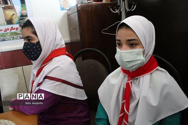 دیدار اعضای انجمن دانش آموزی میراث فرهنگی با رئیس اداره میراث فرهنگی شهرستان گلوگاه