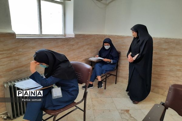 بازدید کارشناس بهداشت منطقه ۱۳ از حوزه‌های امتحانات نهایی