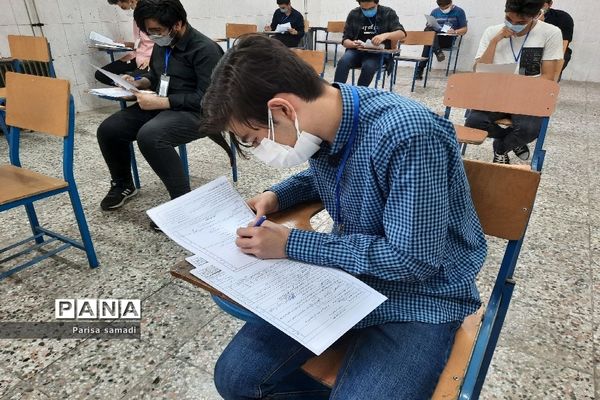 بازدید کارشناس بهداشت منطقه ۱۳ از حوزه‌های امتحانات نهایی