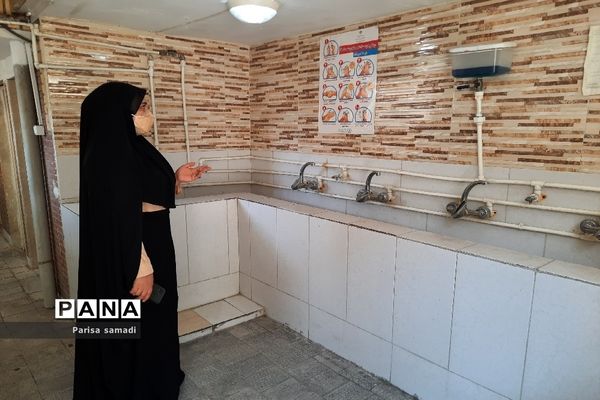 بازدید کارشناس بهداشت منطقه ۱۳ از حوزه‌های امتحانات نهایی