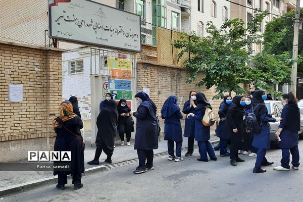 بازدید کارشناس بهداشت منطقه ۱۳ از حوزه‌های امتحانات نهایی