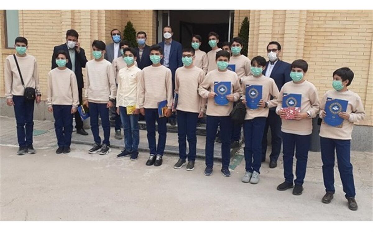 تجلیل از گروه سرود دبیرستان تمام تشکیلاتی امید انقلاب توسط مدیرکل صدا و سیمای مرکز اردبیل
