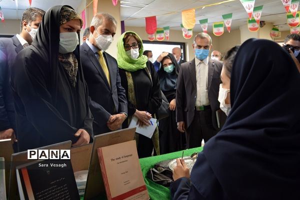 مراسم توزیع نمادین تبلت به دانش‌آموزان اتباع خارجی شهرستان‌های استان تهران