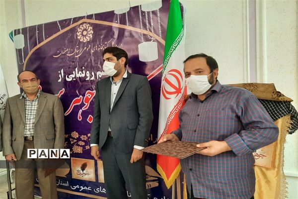 رونمایی از کتاب جوهر سرخ و تقدیر از برگزیدگان مسابقه کتابخوانی دفاع مقدس