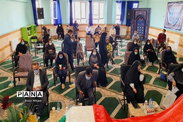 تقدیر از برگزیدگان کشوری آموزش متوسطه در ناحیه یک بهارستان