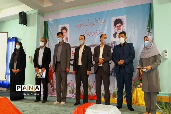 تقدیر از برگزیدگان کشوری آموزش متوسطه در ناحیه یک بهارستان