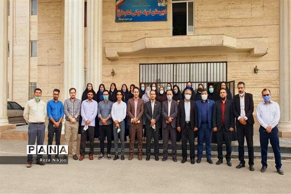 تقدیر از برگزیدگان کشوری آموزش متوسطه در ناحیه یک بهارستان