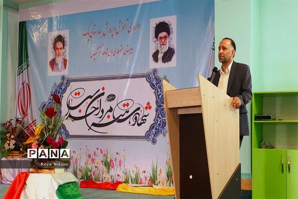 تقدیر از برگزیدگان کشوری آموزش متوسطه در ناحیه یک بهارستان