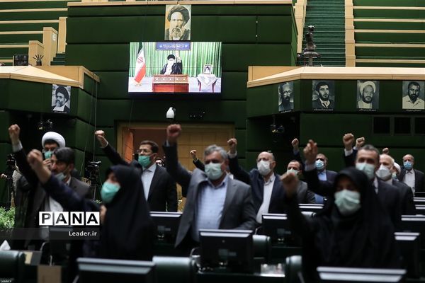 ارتباط تصویری نمایندگان مجلس شورای اسلامی با رهبر انقلاب