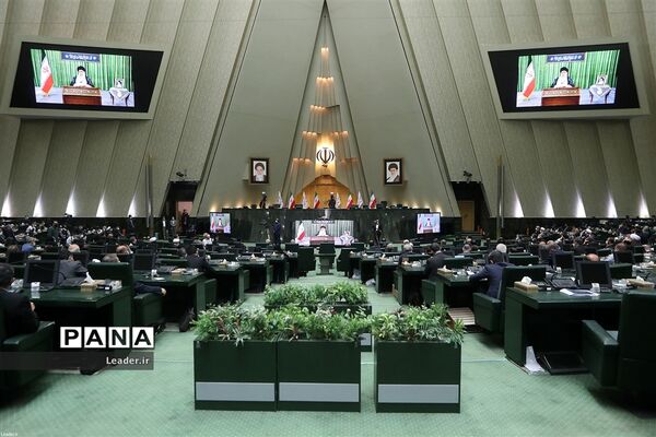 ارتباط تصویری نمایندگان مجلس شورای اسلامی با رهبر انقلاب