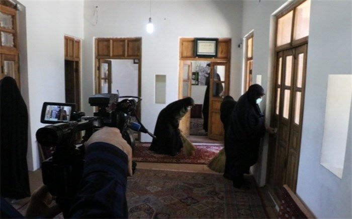 غبارروبی و عطرافشانی بیت امام (ره)