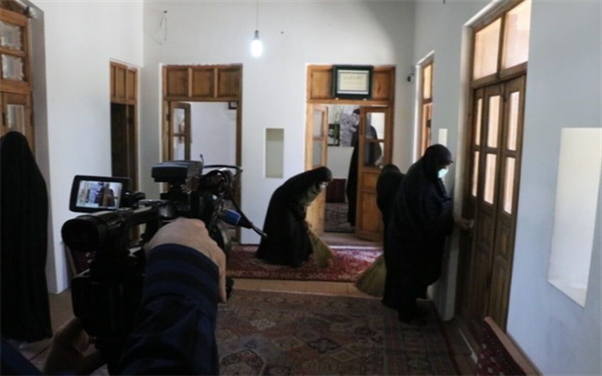 غبارروبی و عطرافشانی بیت امام (ره)