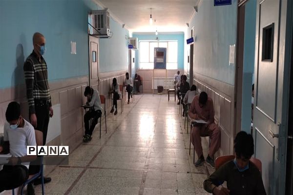 بازدید رئیس مجلس دانش‌آموزی پسران سیستان و بلوچستان از حوزه‌های امتحانی