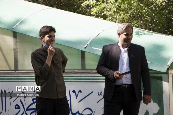 تریبون آزاد رای اولی ها با موضوع انتخابات ریاست جمهوری در قم