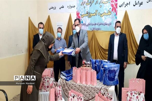 آیین تجلیل از برگزیدگان و عوامل اجرایی جشنواره علمی پژوهشی دبیرستان پاینده اهواز