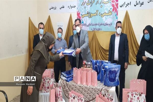 آیین تجلیل از برگزیدگان و عوامل اجرایی جشنواره علمی پژوهشی دبیرستان پاینده اهواز