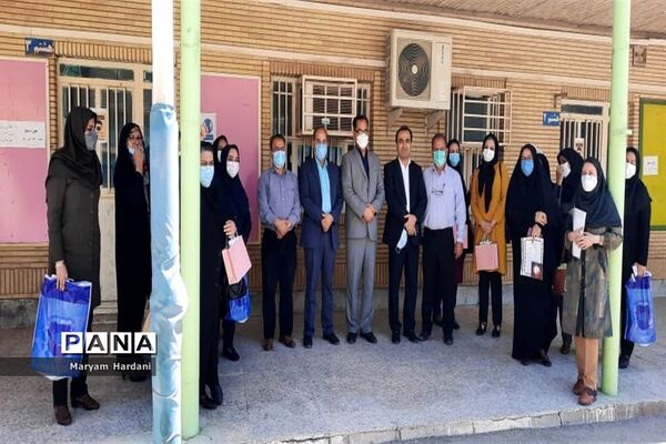 آیین تجلیل از برگزیدگان و عوامل اجرایی جشنواره علمی پژوهشی دبیرستان پاینده اهواز