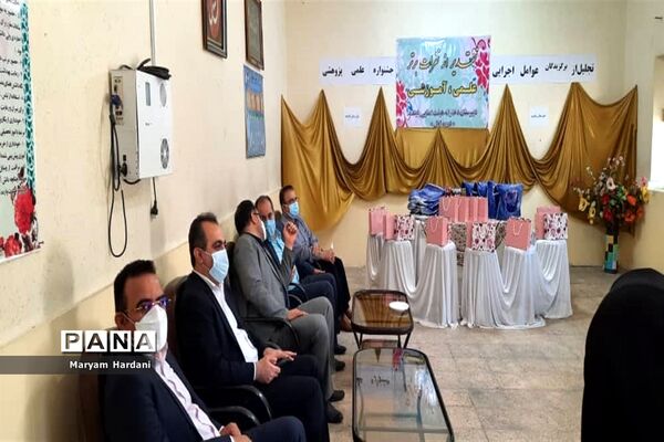 آیین تجلیل از برگزیدگان و عوامل اجرایی جشنواره علمی پژوهشی دبیرستان پاینده اهواز