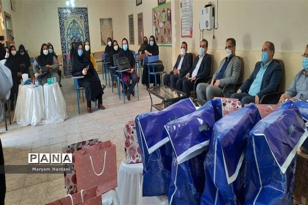 آیین تجلیل از برگزیدگان و عوامل اجرایی جشنواره علمی پژوهشی دبیرستان پاینده اهواز