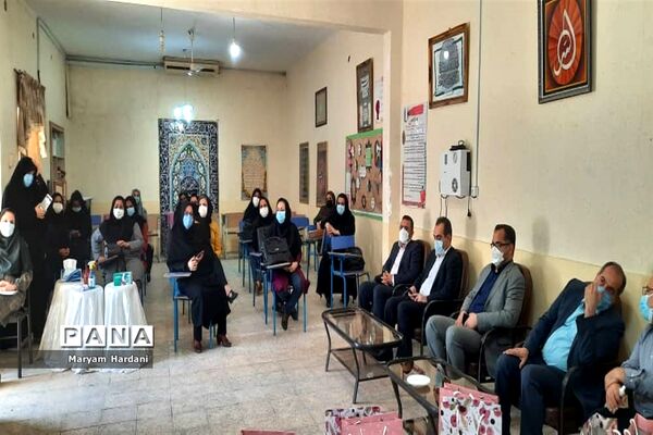 آیین تجلیل از برگزیدگان و عوامل اجرایی جشنواره علمی پژوهشی دبیرستان پاینده اهواز