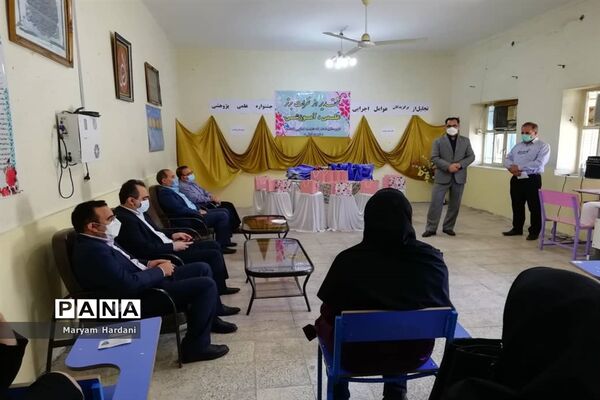 آیین تجلیل از برگزیدگان و عوامل اجرایی جشنواره علمی پژوهشی دبیرستان پاینده اهواز