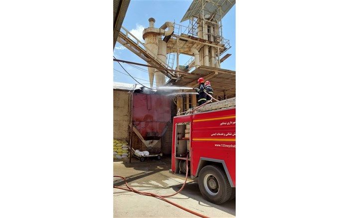 انفجار غبارات گندم در کارخانه آرد نیشابور موجب آتش‌سوزی شد