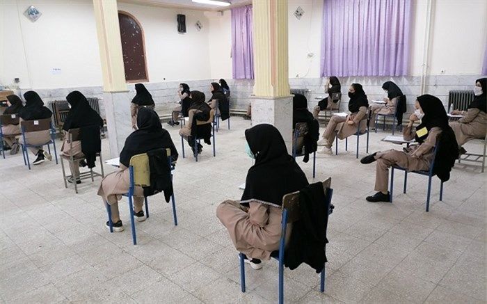 بازدید عضو مجلس دانش‌آموزی قم از امتحانات حضوری پایه نهم