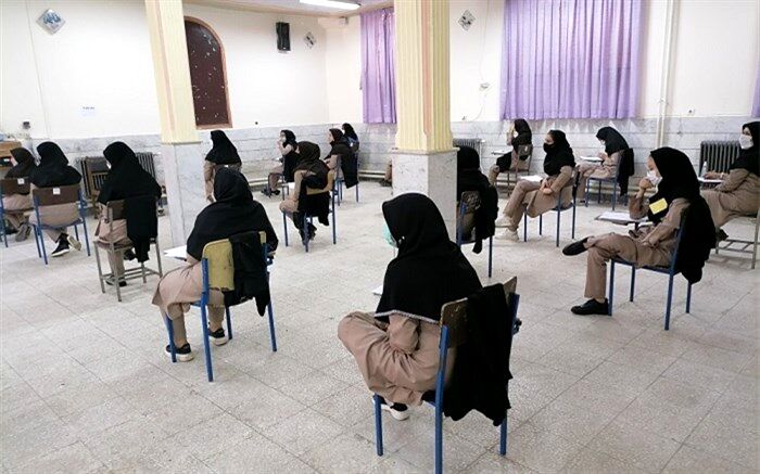 بازدید عضو مجلس دانش‌آموزی قم از امتحانات حضوری پایه نهم