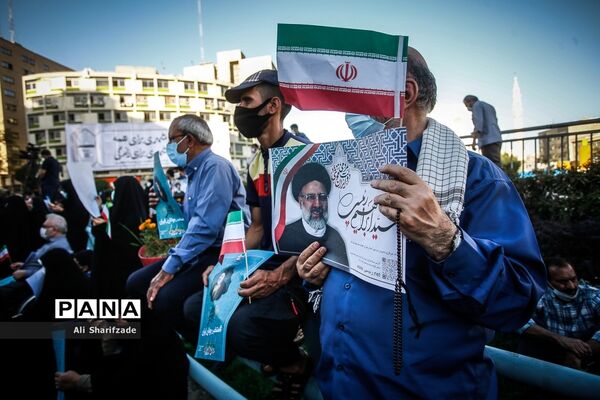 گردهمایی حامیان سیدابراهیم رییسی در میدان ولیعصر