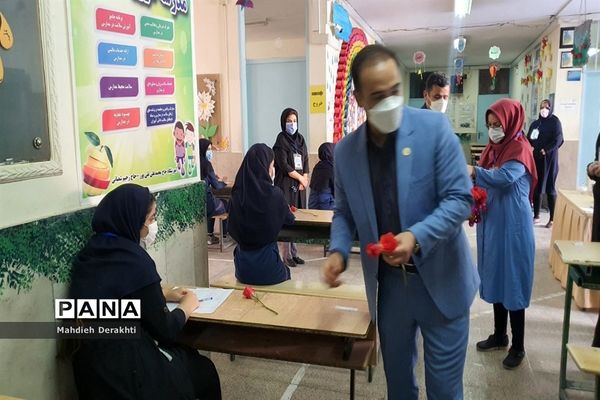 اهدای شاخه گل به دختران بهارستانی به مناسبت روز دختر