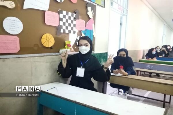 اهدای شاخه گل به دختران بهارستانی به مناسبت روز دختر
