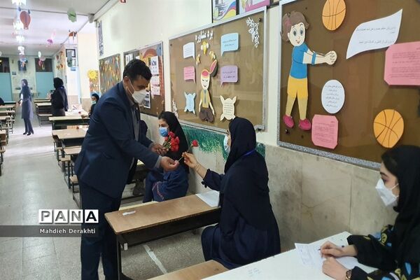 اهدای شاخه گل به دختران بهارستانی به مناسبت روز دختر