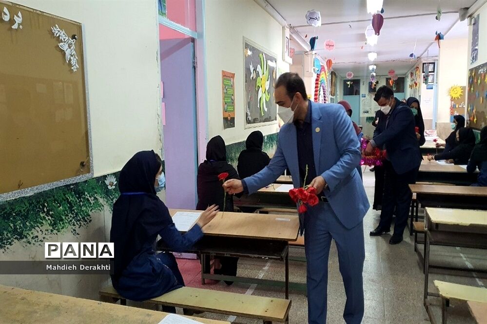 اهدای شاخه گل به دختران بهارستانی به مناسبت روز دختر
