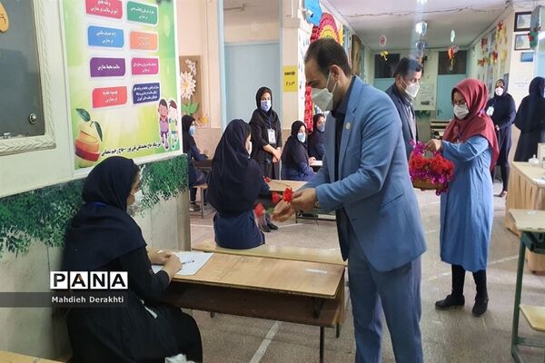 اهدای شاخه گل به دختران بهارستانی به مناسبت روز دختر