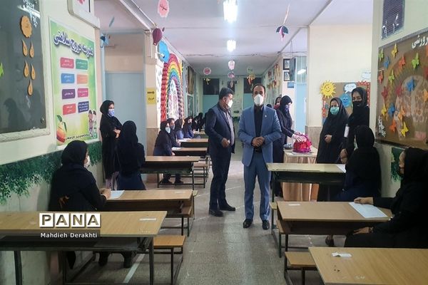 اهدای شاخه گل به دختران بهارستانی به مناسبت روز دختر