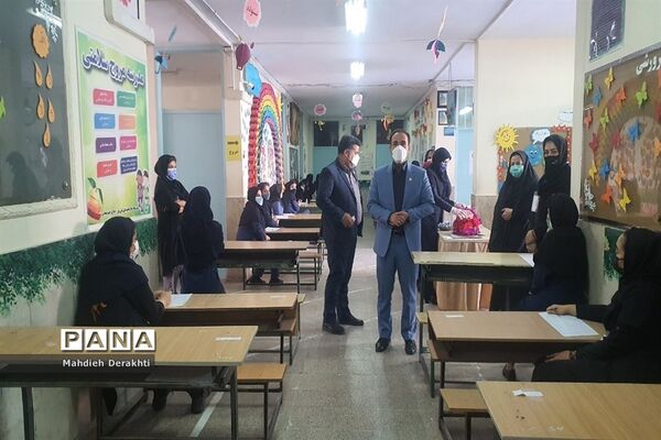 اهدای شاخه گل به دختران بهارستانی به مناسبت روز دختر