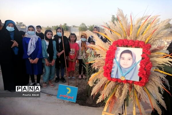 کاشت درخت به مناسبت روز دختر بیاد فاطمه خضری مقدم در روستای احمد آباد